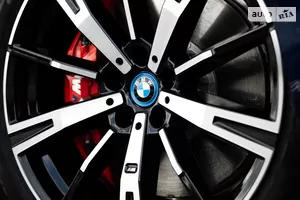 Тормоза с красными суппортами